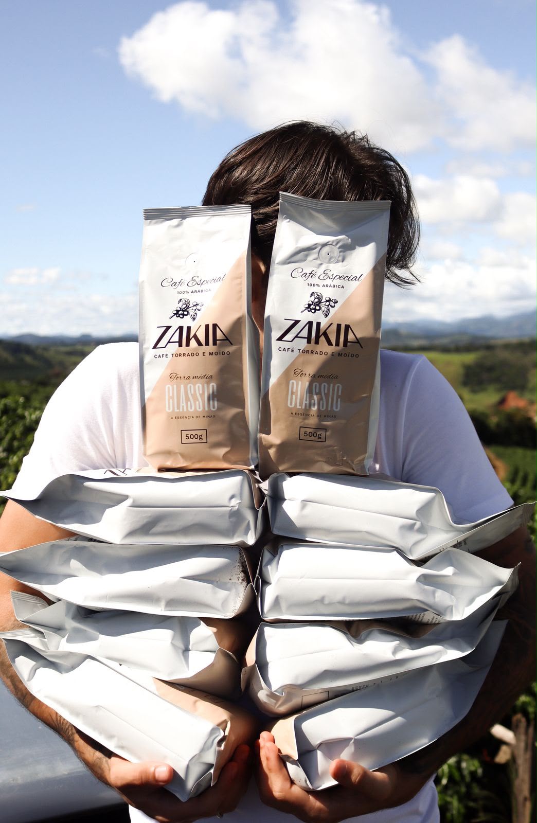 Produtor segurando pacotes de café Zakia Classic